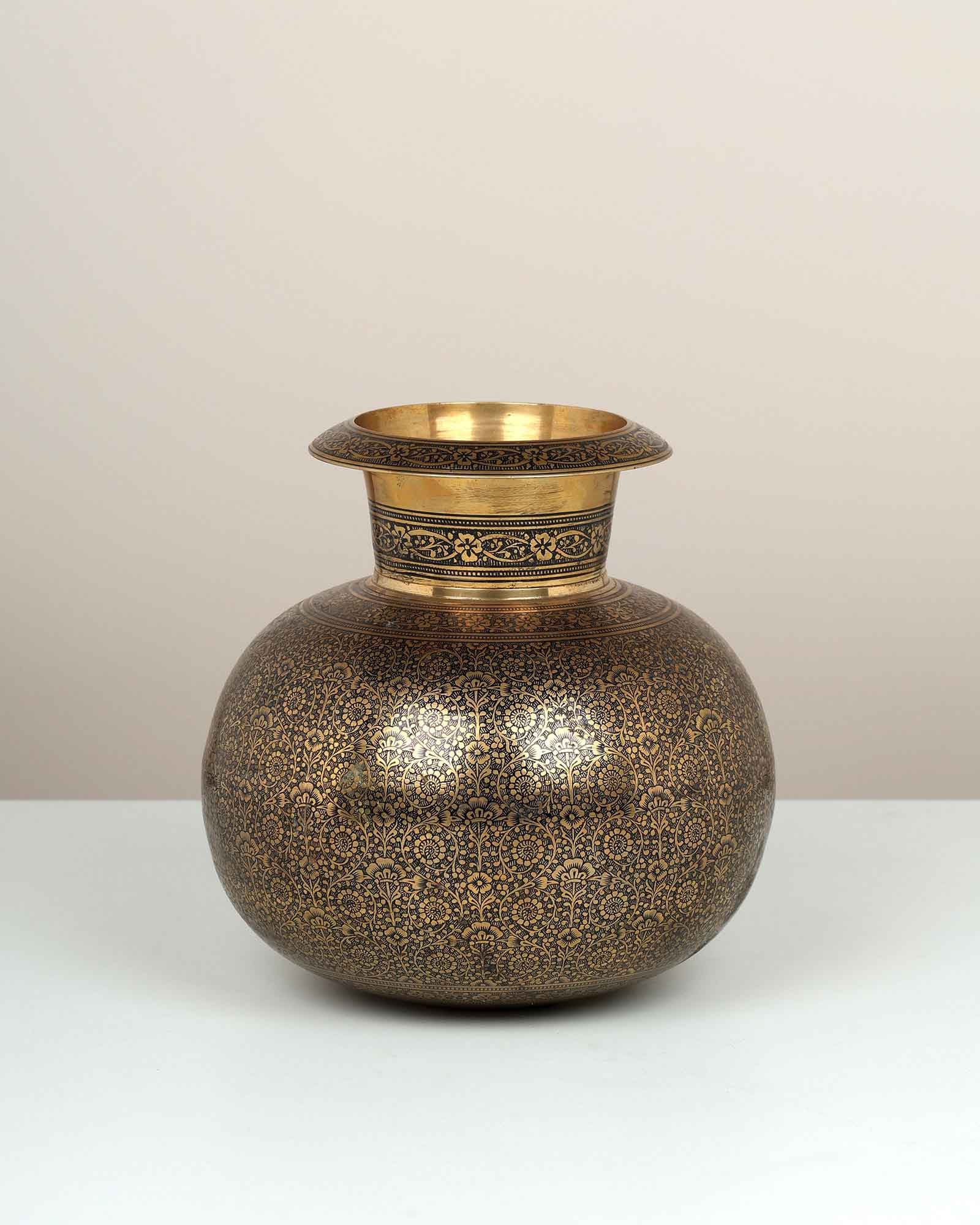 Noor Vase By Dilshad Hussain