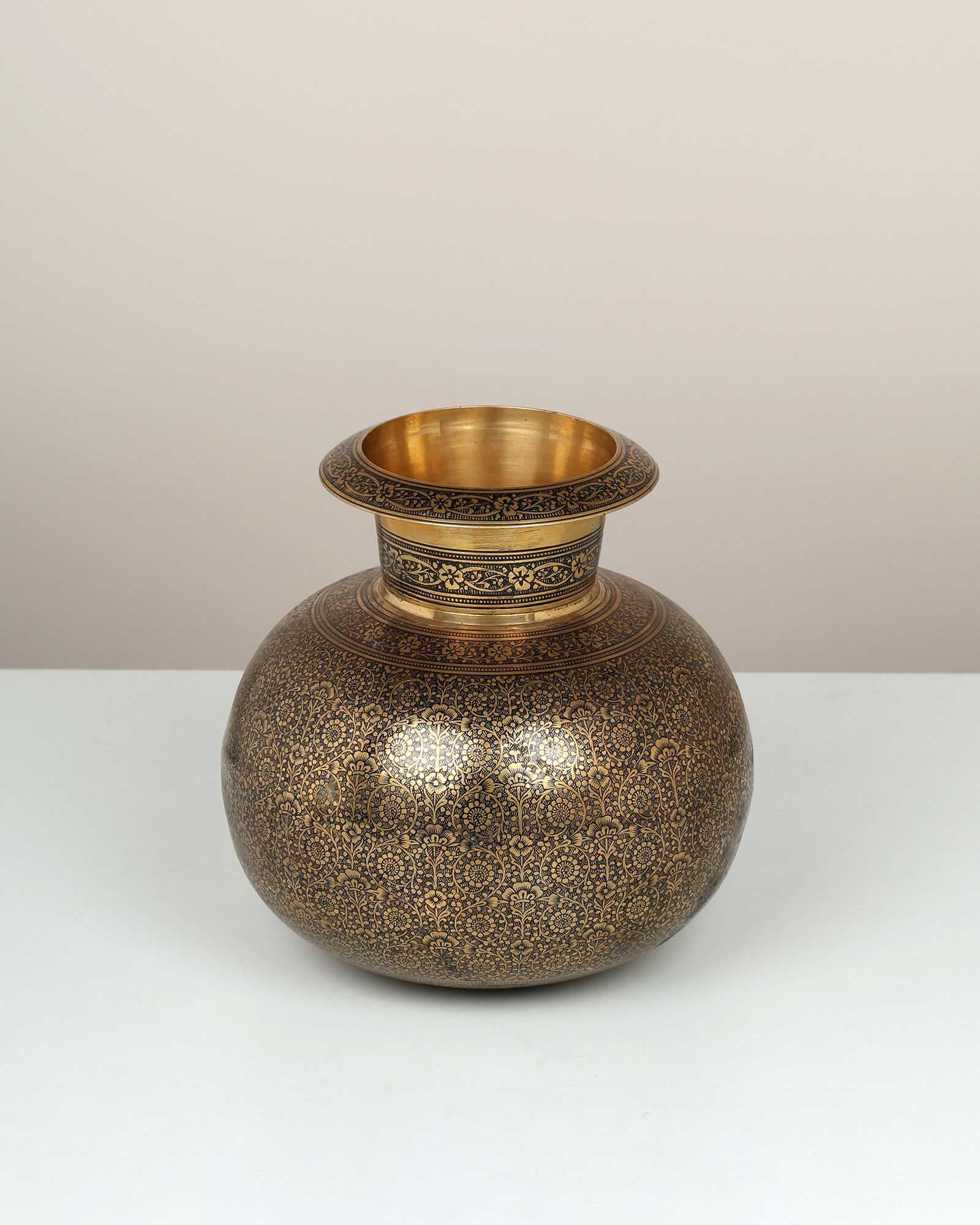 Noor Vase By Dilshad Hussain