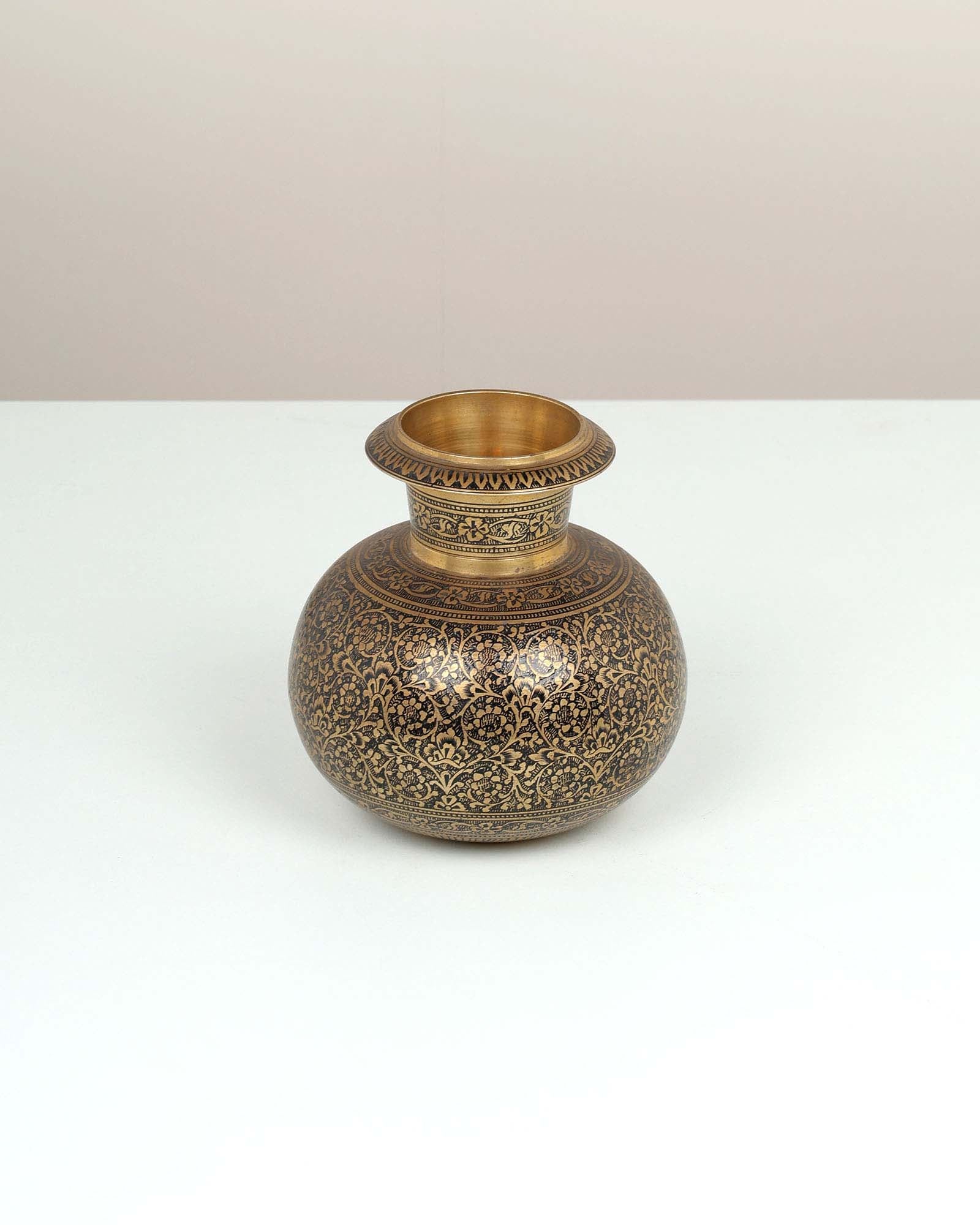 Mehar Vase By Dilshad Hussain