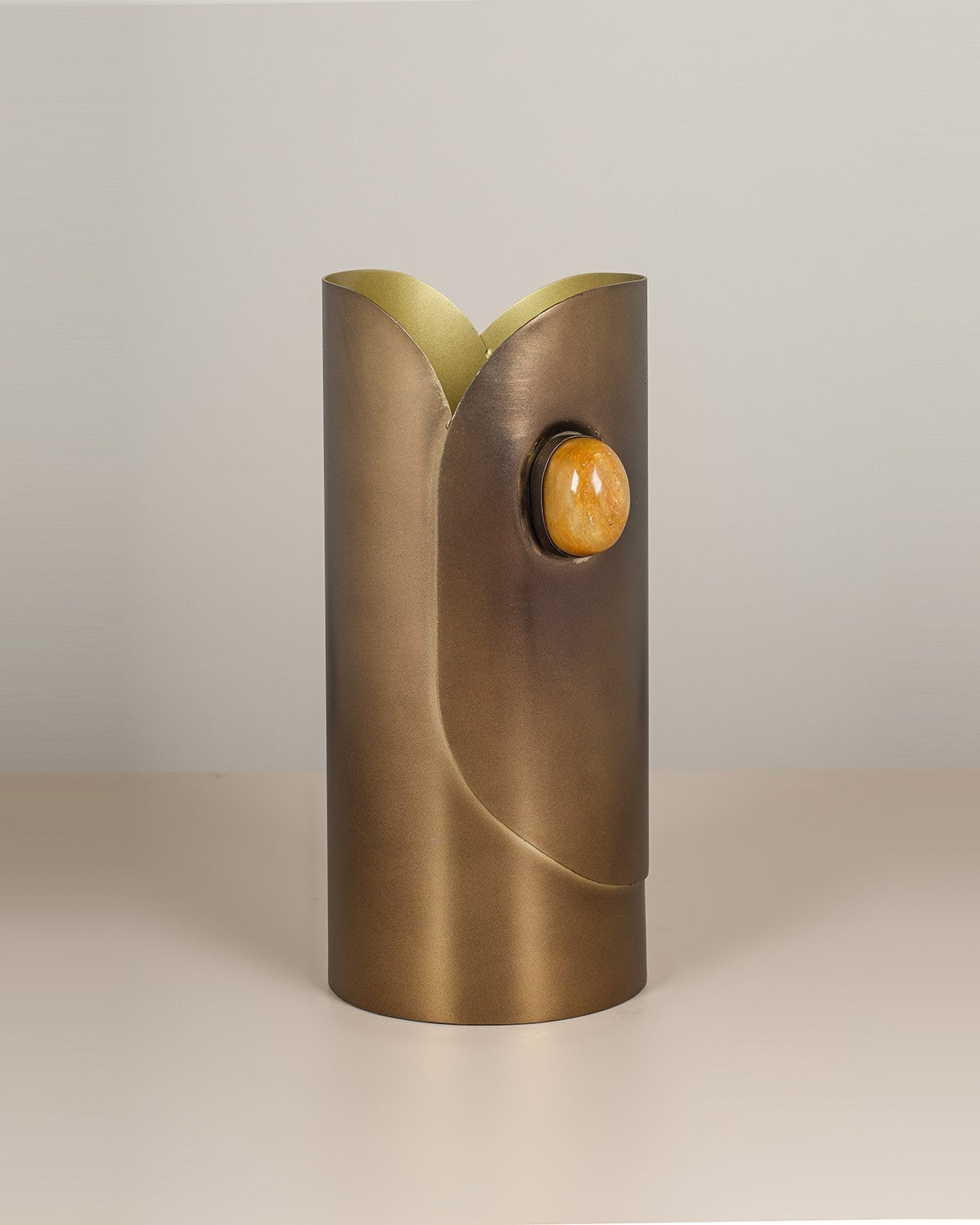 Renn Table Top Vase – modern decorative table vase for home décor, table styling, and floral arrangements.