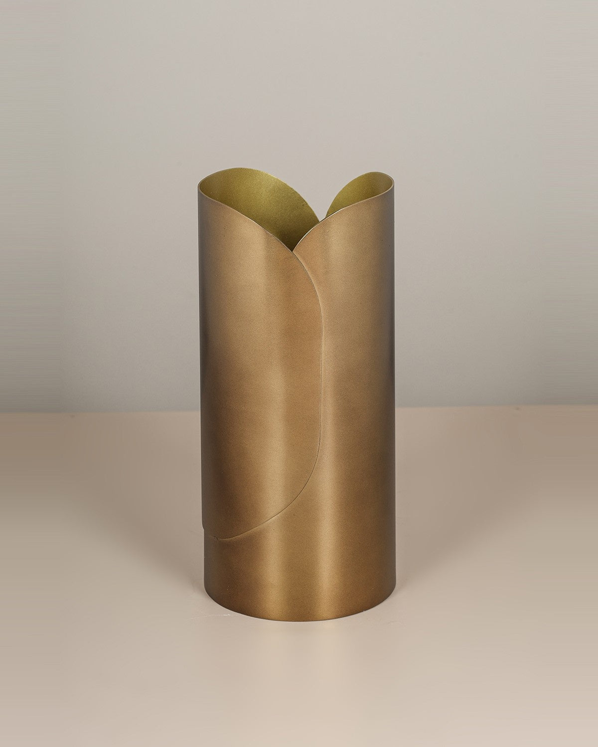 Renn Table Top Vase – modern decorative table vase for home décor, table styling, and floral arrangements.