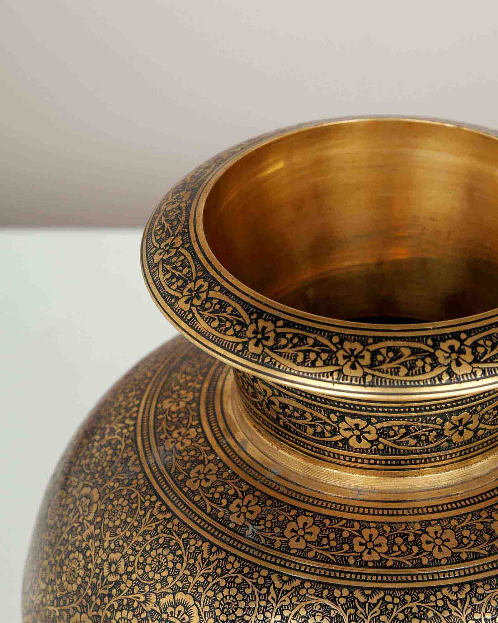 Noor Vase By Dilshad Hussain