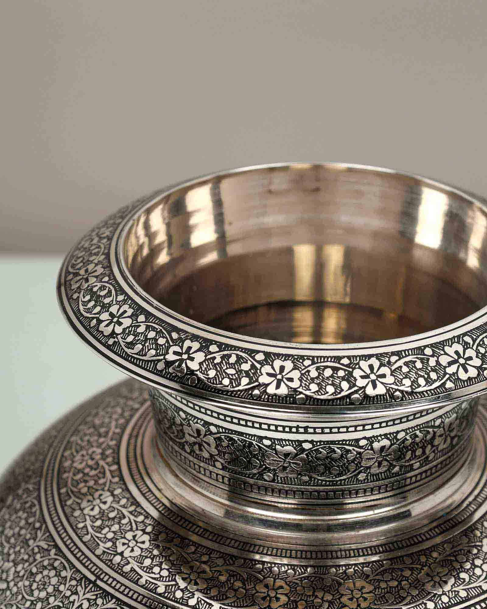 Tvesh Vase By Dilshad Hussain