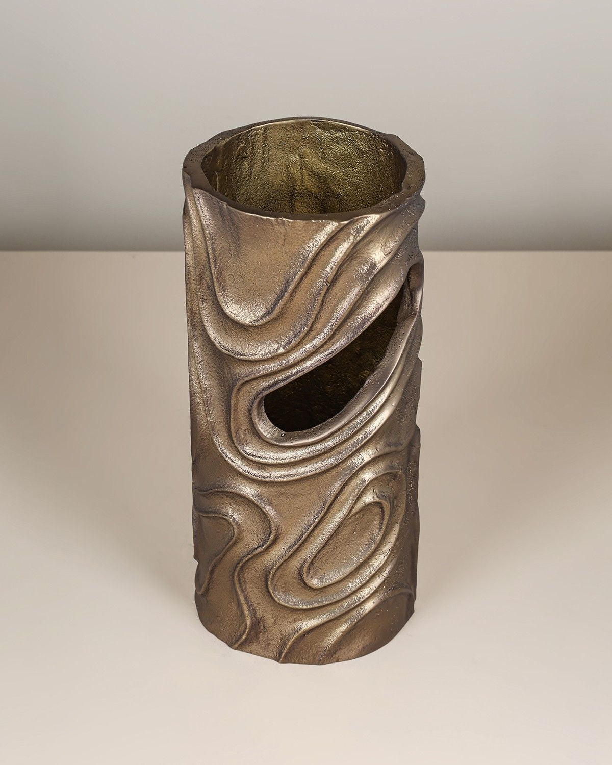 Malro Table Top Vase – modern decorative table vase for home décor and flower arrangements.
