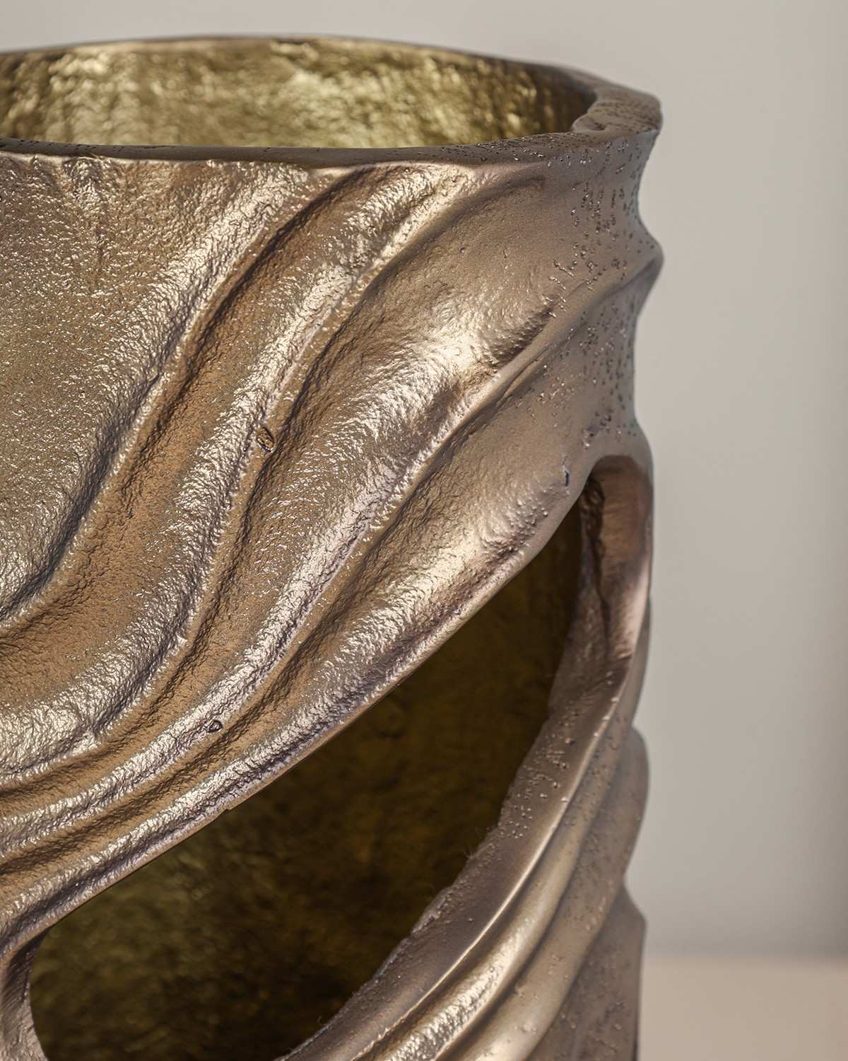 Malro Table Top Vase – modern decorative table vase for home décor and flower arrangements.