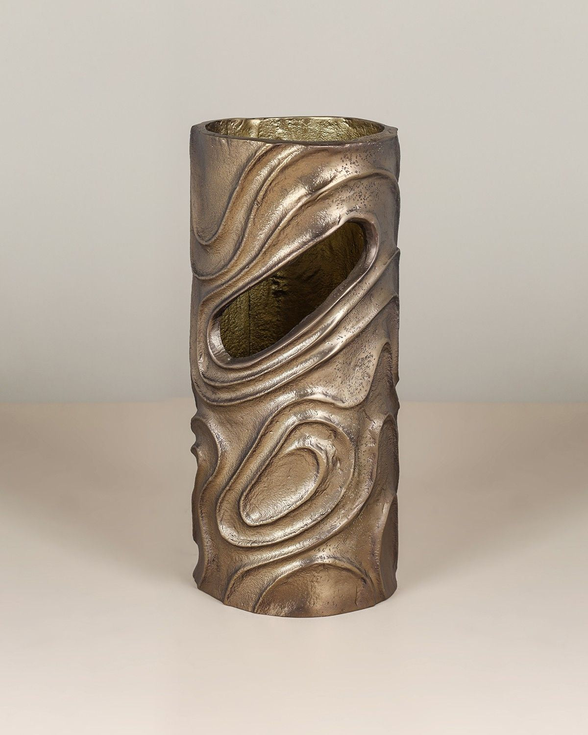 Malro Table Top Vase – modern decorative table vase for home décor and flower arrangements.