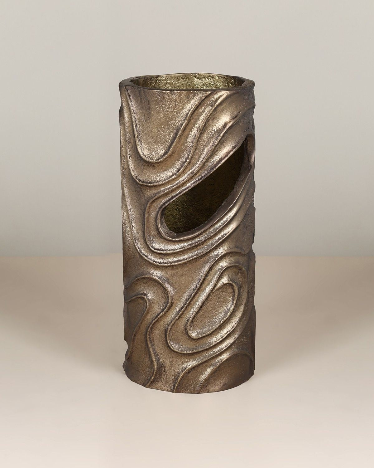 Malro Table Top Vase – modern decorative table vase for home décor and flower arrangements.